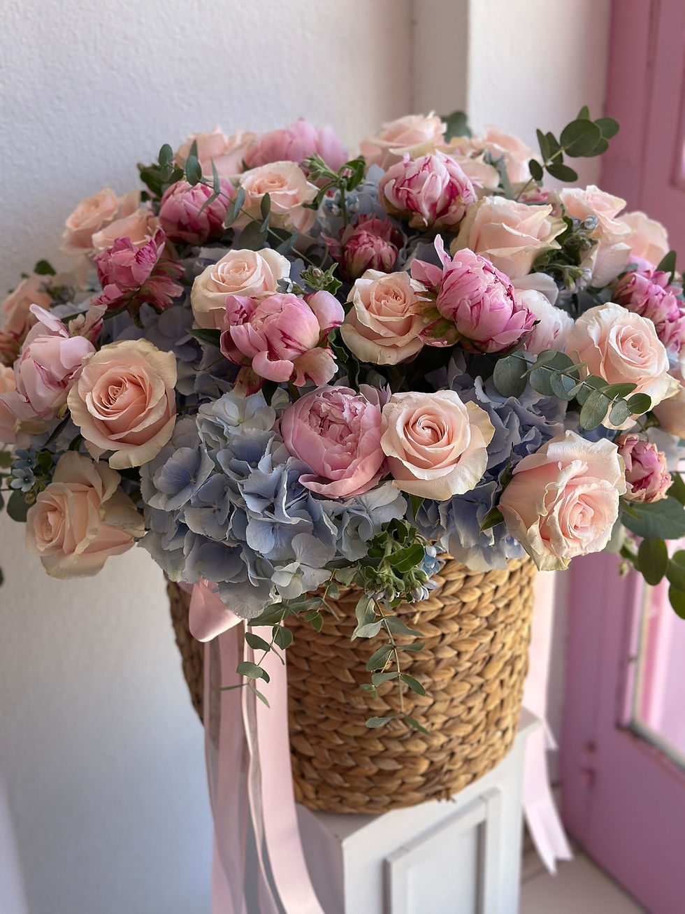 Μικρογραφία: Giant basket with hydrangeas, peonies and roses Ecuador 