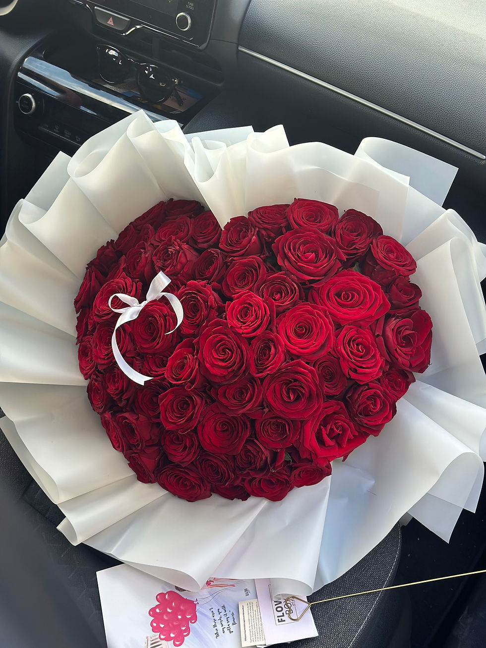 Μικρογραφία: Rose heart with white paper and bow 