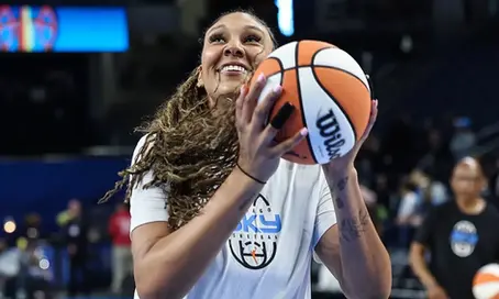 Kamilla Cardoso brilha com duplo-duplo, mas Chicago Sky sofre virada na WNBA