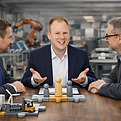 Geschäftliches Gespräch in industriellem Umfeld.png
