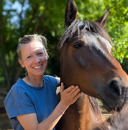 Henrike Schauer mit brauner Stute