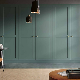 Matte green wardrobe, Contemporary Shaker model. Wardrobe handles are round and brushed brass.