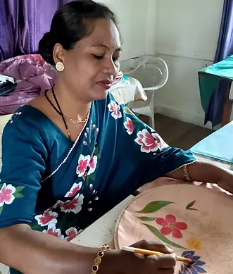 Maharashtra artisan hand-painting floral artwork on saree fabric, showcasing Solahkala’s traditional Indian craftsmanship.