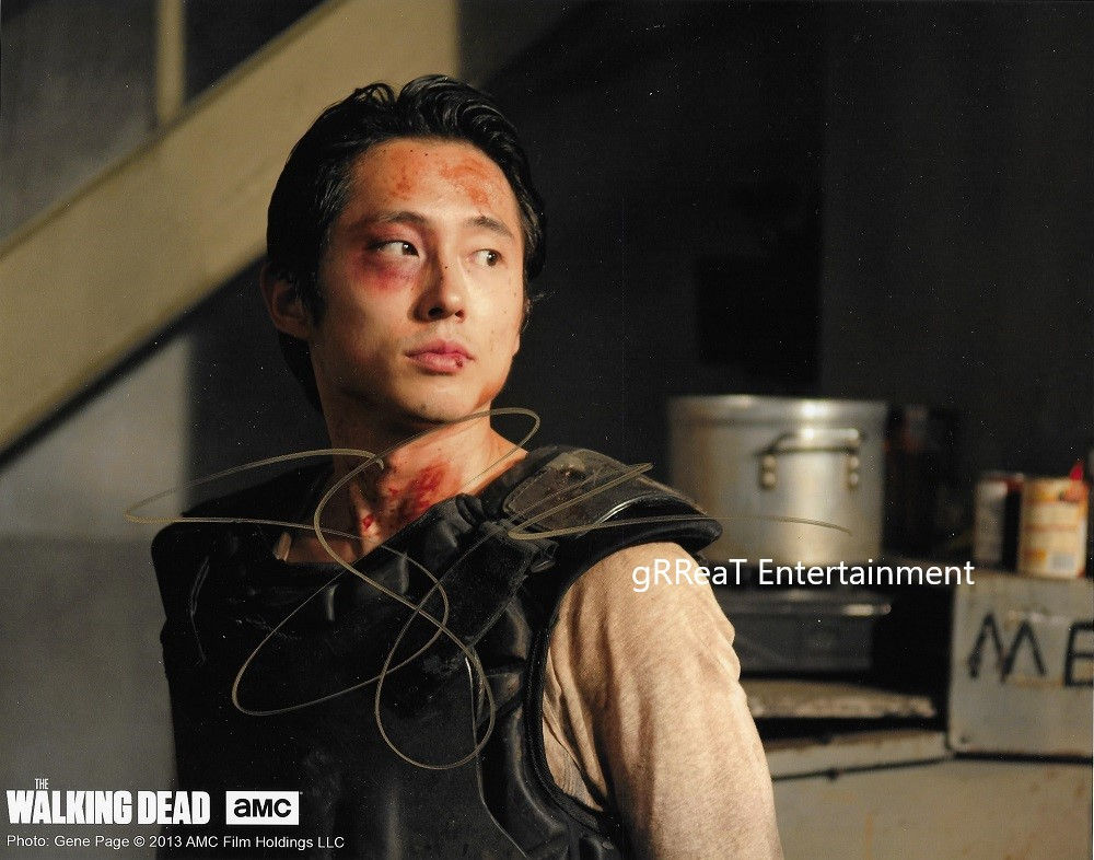 Steven Yeun autographed 10 in x 8 in photo
