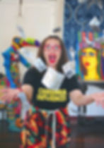 Milka, jogando camisinhas para o alto. Ao fundo artes de artistas alagoanas/os