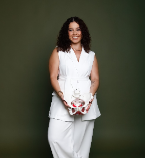 Elizabeth Bezerra
Fisioterapeuta Pélvica | Doula | Consultora em Amamentação
Sou fisioterapeuta pélvica há mais de 4 anos, com diversas formações na área que me permitiram aprofundar meu olhar sobre o cuidado íntimo e integral de cada paciente. Acredito que a fisioterapia pélvica vai muito além de tratar sintomas… ela transforma vidas, devolve autonomia, prazer e, principalmente, confiança no próprio corpo.
Ao longo da minha trajetória, busquei me especializar e me atualizar constantemente, porque entendo que cada pessoa é única e merece um cuidado individualizado, baseado em evidências e, acima de tudo, em empatia.
Sou alguém que ama cozinhar, conhecer lugares novos e estar presente nos detalhes do dia a dia. Gosto de cuidar dos meus pacientes, da minha casa e de quem eu amo. Proporcionar conforto para minha família é uma das formas mais bonitas que encontrei de expressar amor.
Tudo isso faz parte de quem eu sou: alguém que une técnica e sensibilidade, conhecimento e acolhimento para oferecer um atendimento humano, seguro e respeitoso.
Seja qual for o seu motivo para buscar a fisioterapia pélvica, saiba que você será recebida com escuta, cuidado e compromisso.