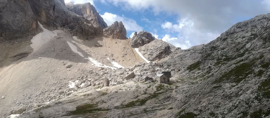 Rifugio Mulaz (2571 m.) dal passo Valles