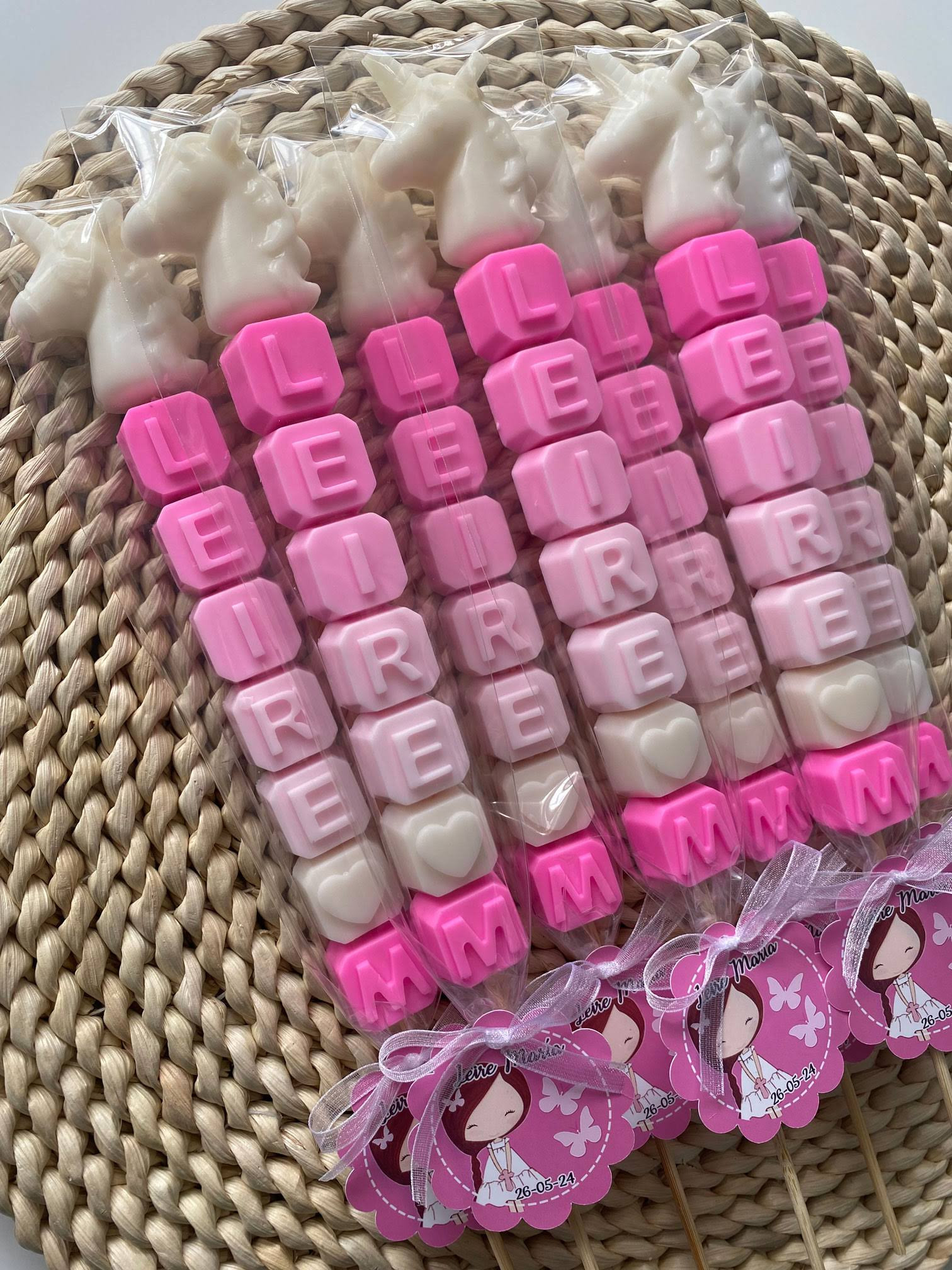 Brochetas de jabones con nombre en color fucsia degradado ideales para detalles de comuniones bautizo boda babyshower personalizados