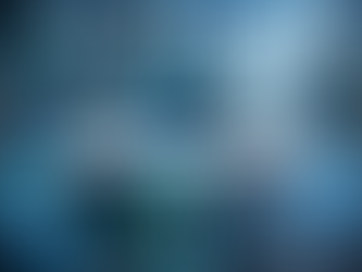 Carros autônomos circulando em ambiente urbano inteligente, com veículo elétrico equipado com sensores e inteligência artificial, conectividade digital e tecnologia de direção autônoma em cidade moderna.