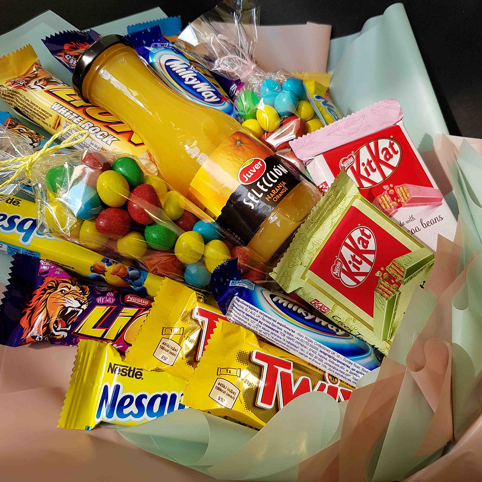 букет из шоколадных батончиков и сока