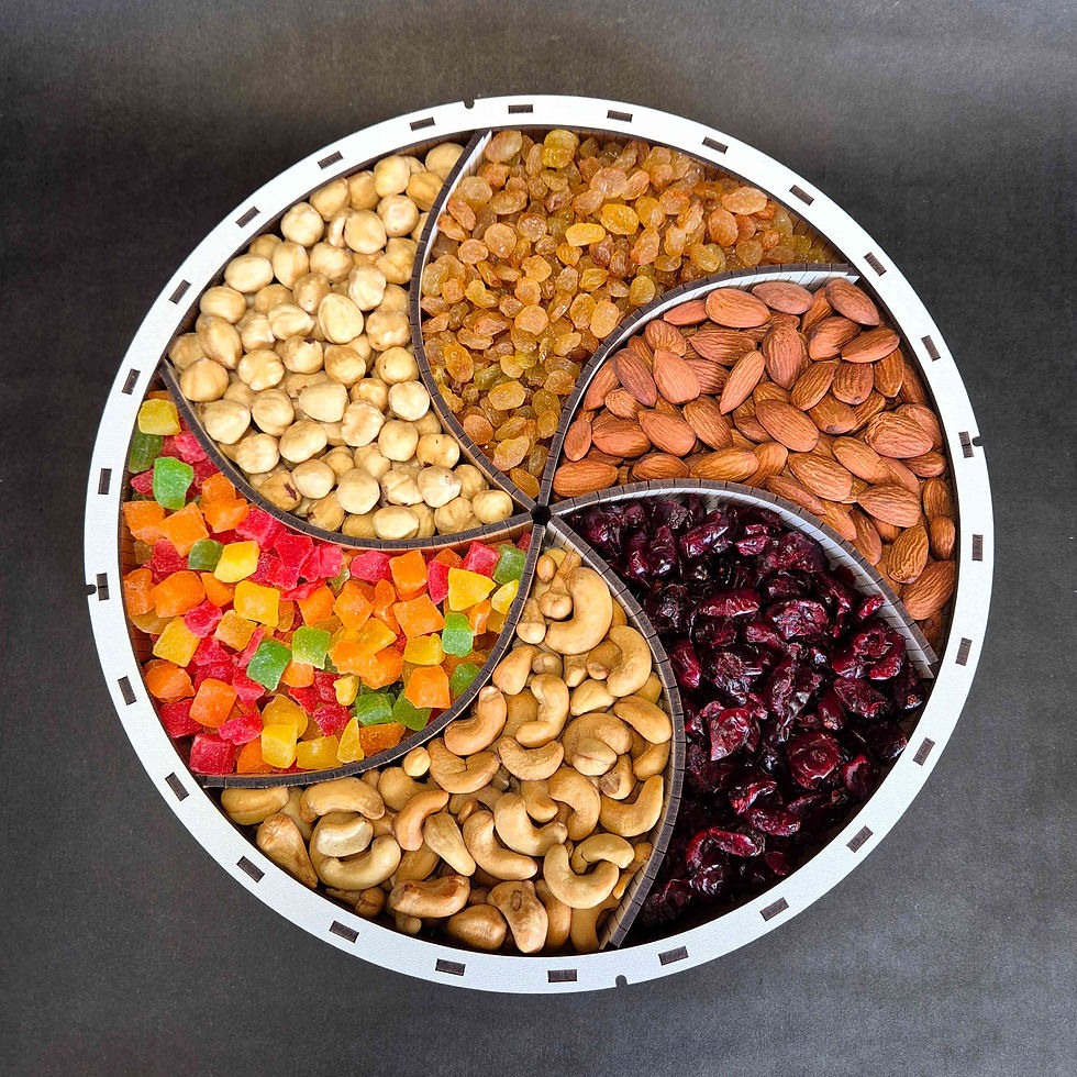 горішки і сухофрукти в коробочці