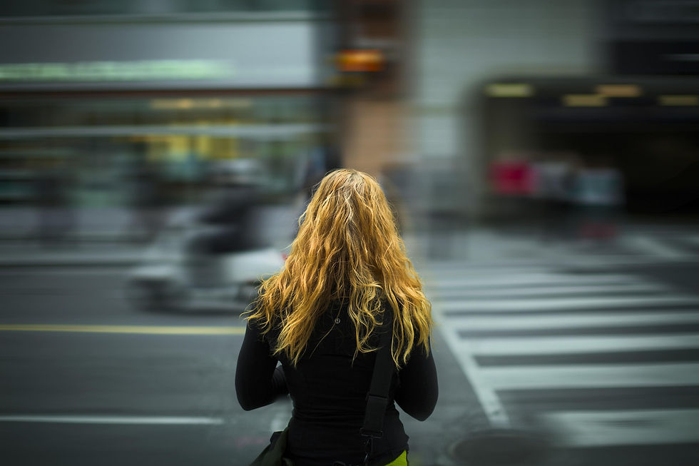 ragazza di fronte a una strada in movimento