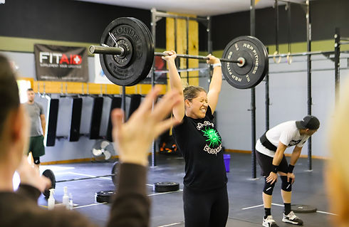 woman-lifting-barbell-crossfit-wooster_e