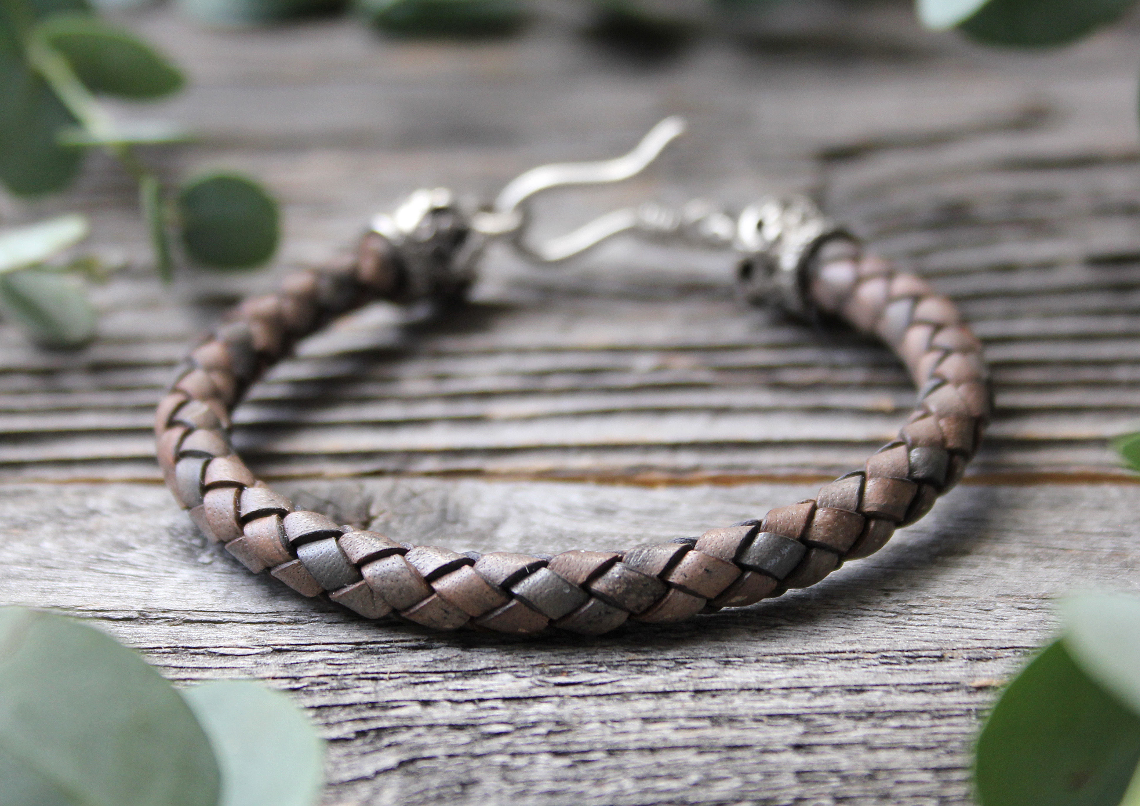Leder Armband taupe mit Lilienkrone