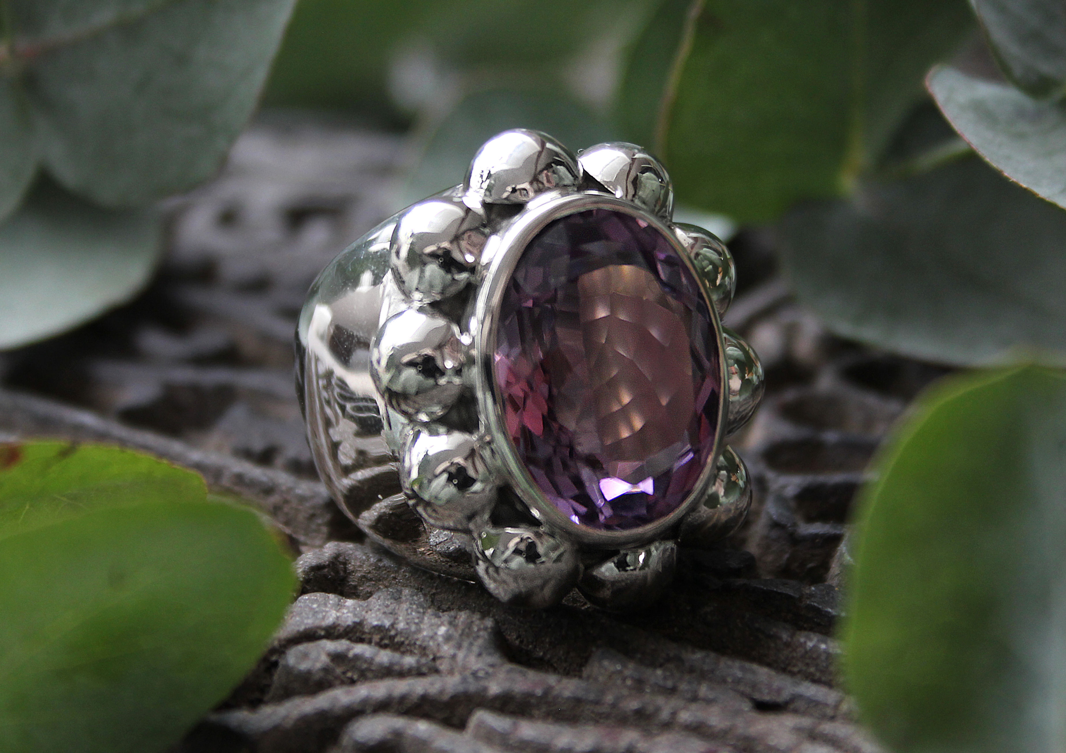 Edelstein Ring oval gepunktet