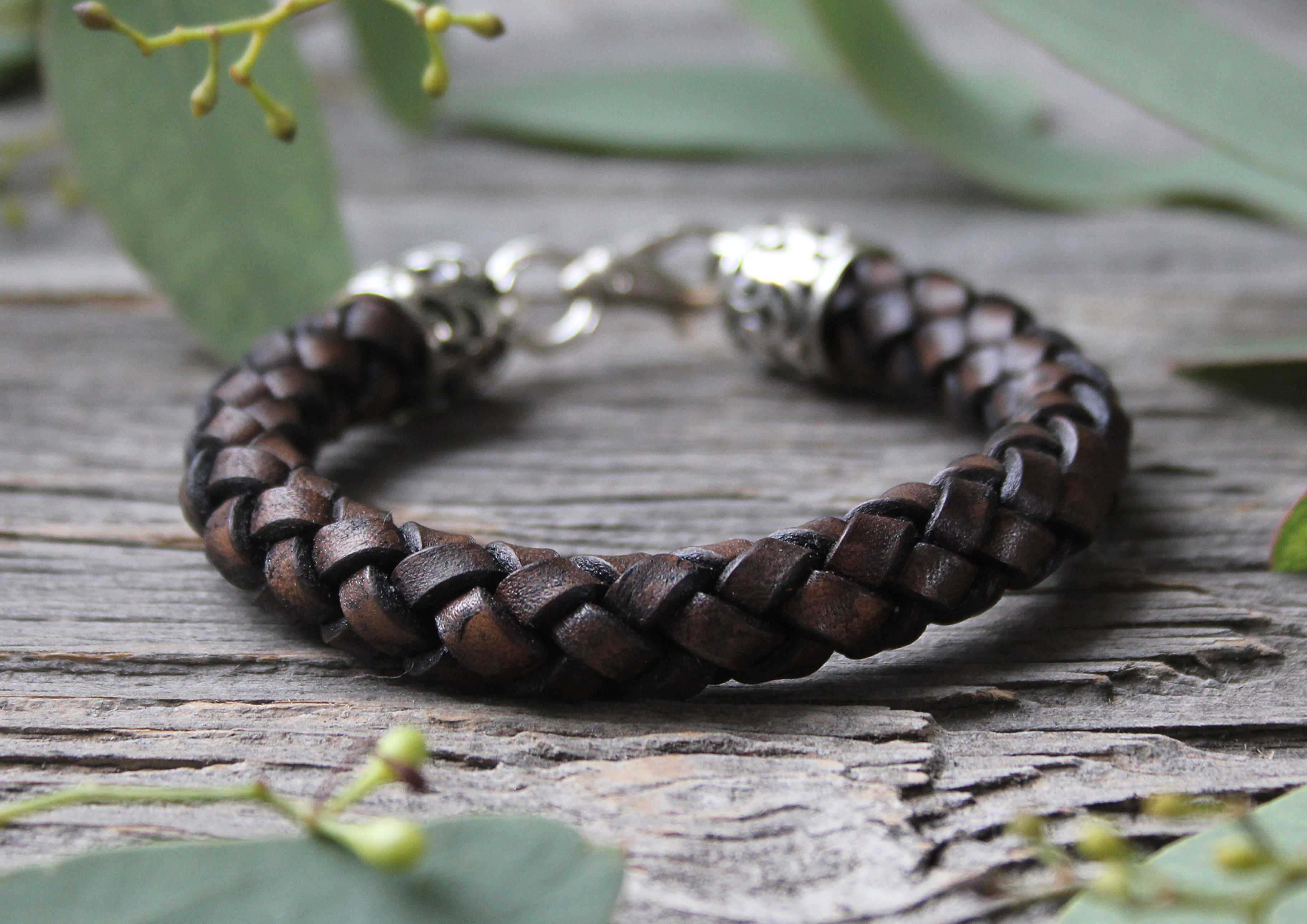 Leder Armband dunkelbraun mit Blattrankenkappe