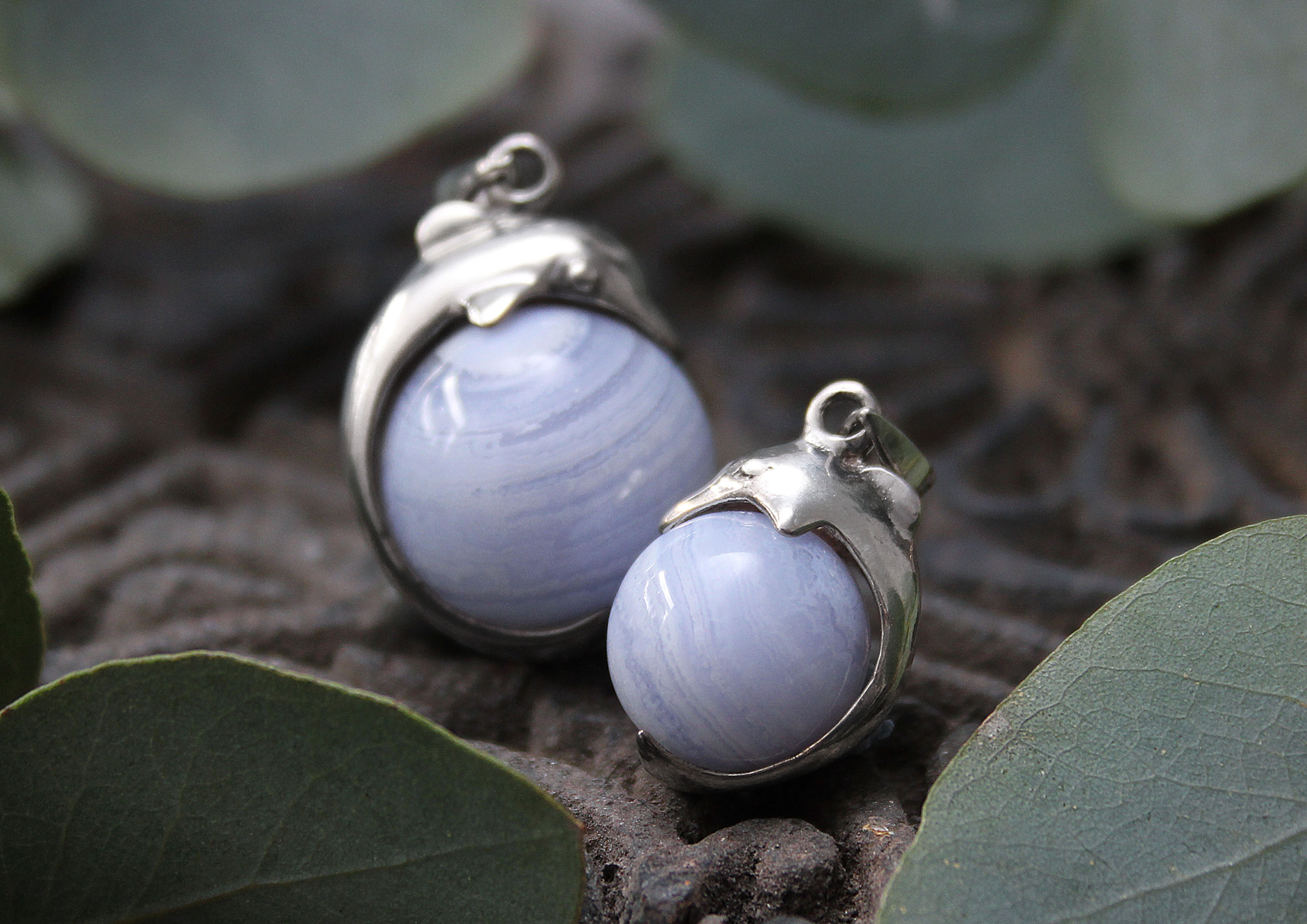 Chalcedon Anhänger Delfin