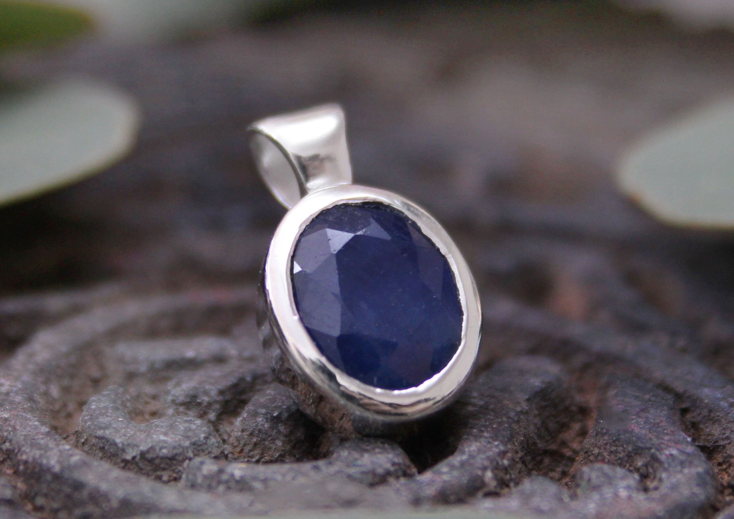 Saphir Anhänger oval facettiert