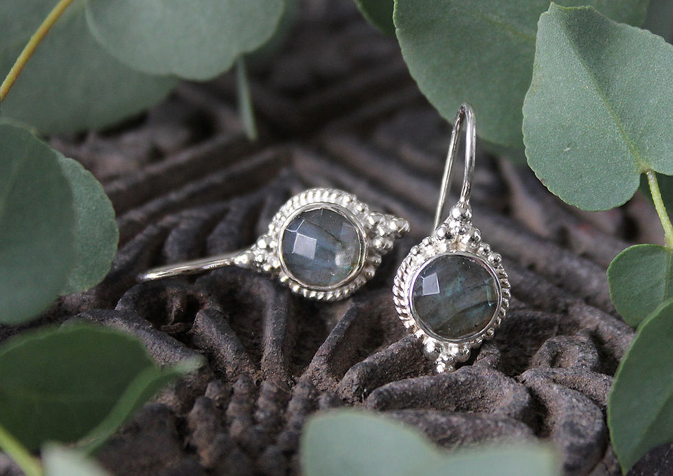 Thumbnail: Silberohrhänger getupft, mit Edelstein