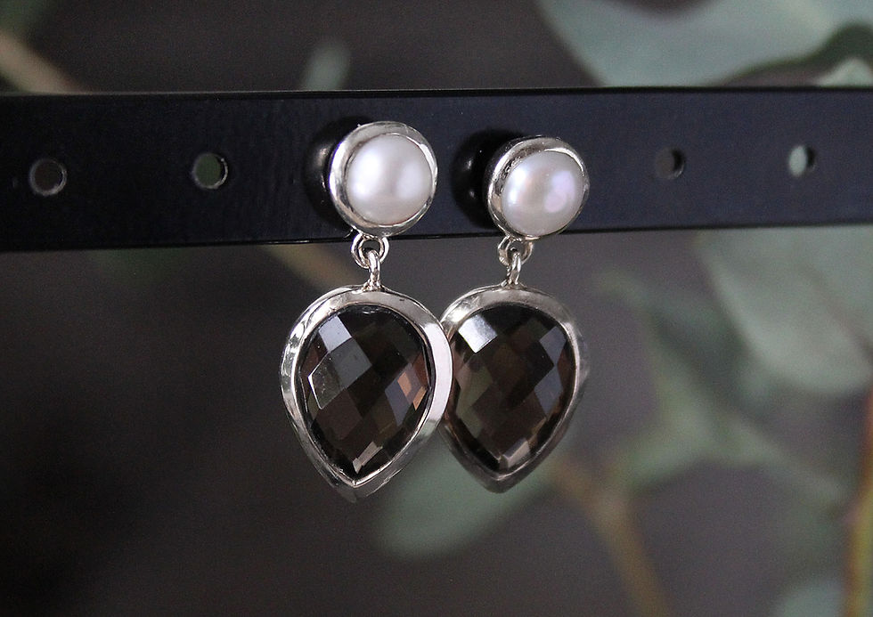 Thumbnail: Perlenohrstecker mit Edelsteintropfen Anhänger