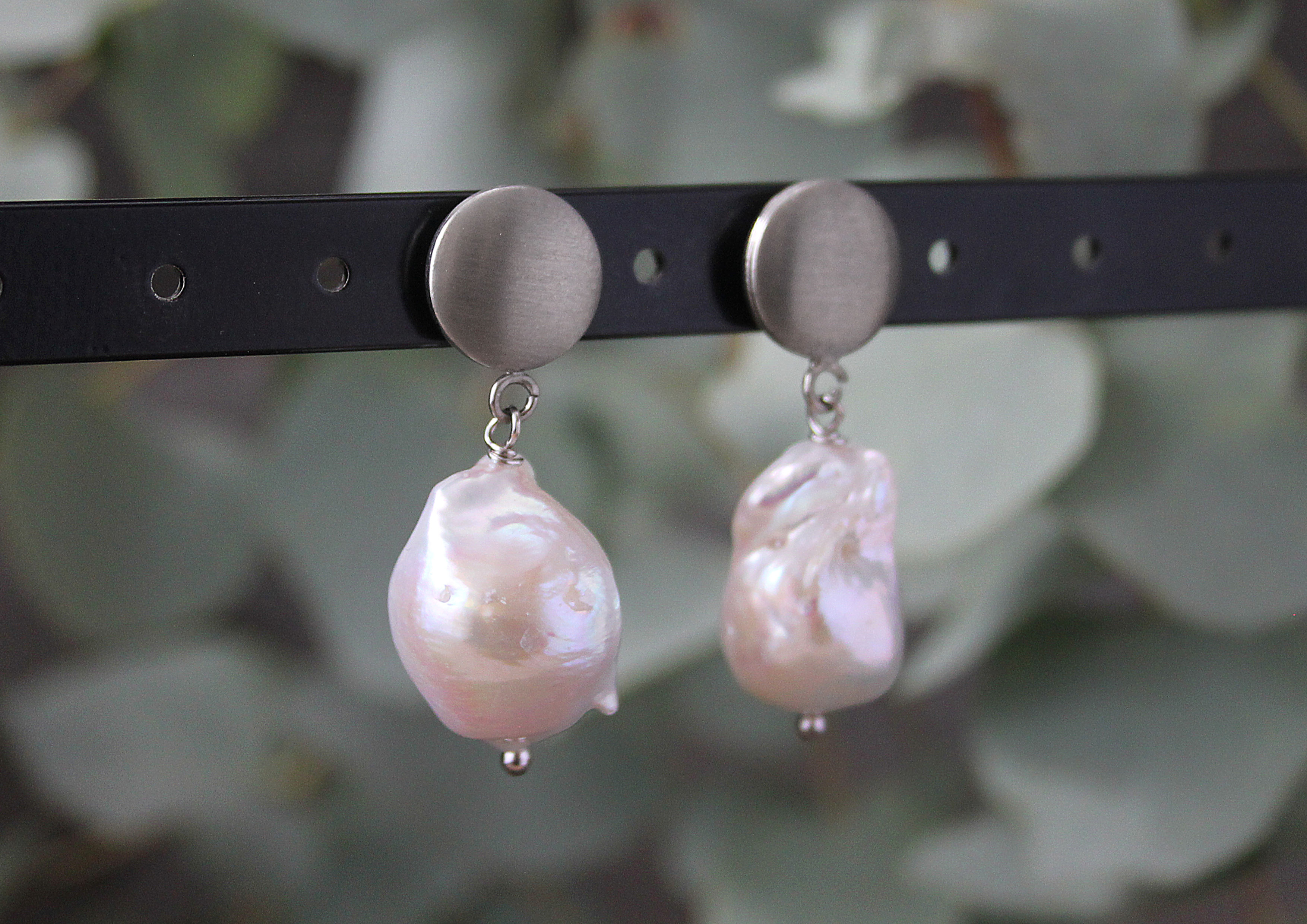 Ohrstecker Perle weiss barock