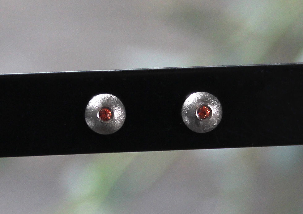 Thumbnail: Titan Knopf Ohrstecker mit Saphir