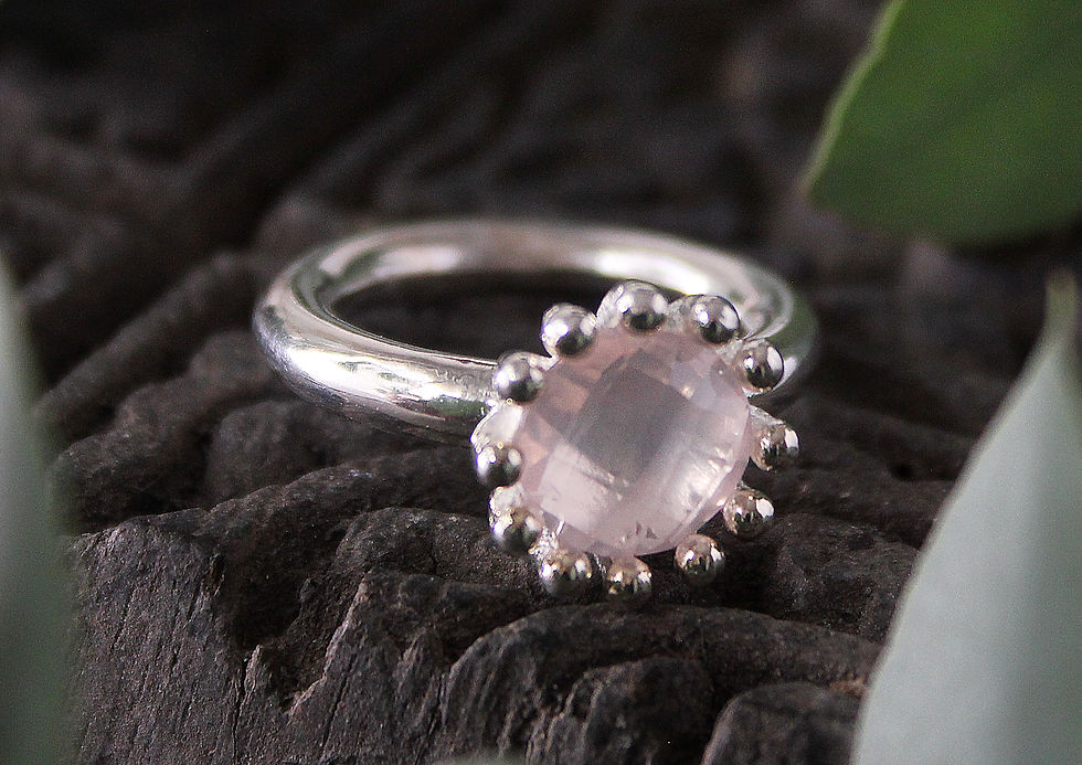 Silberring mit Edelstein gepunktet