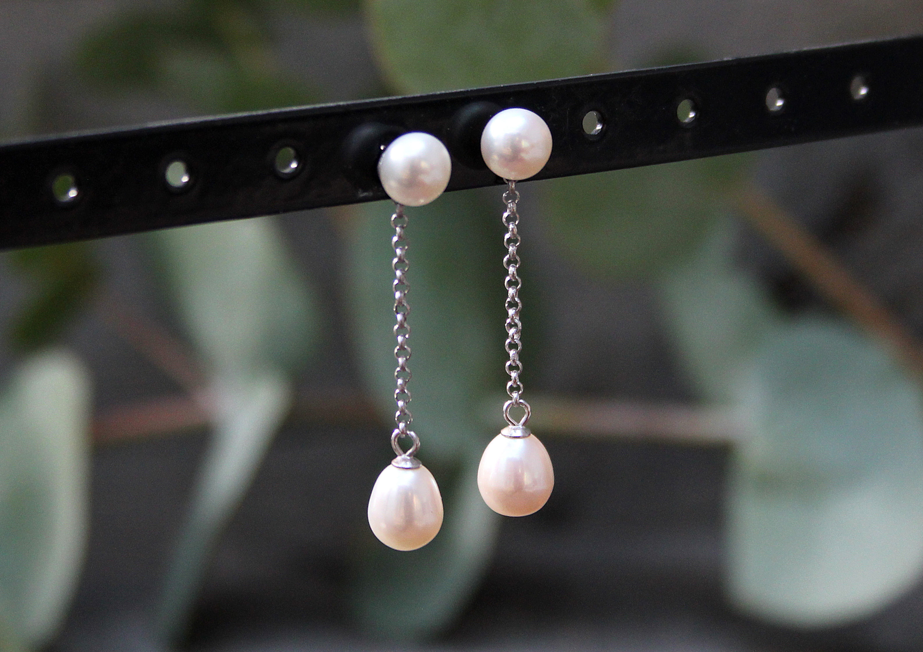 Perlen Ohrstecker weiss mit Kette