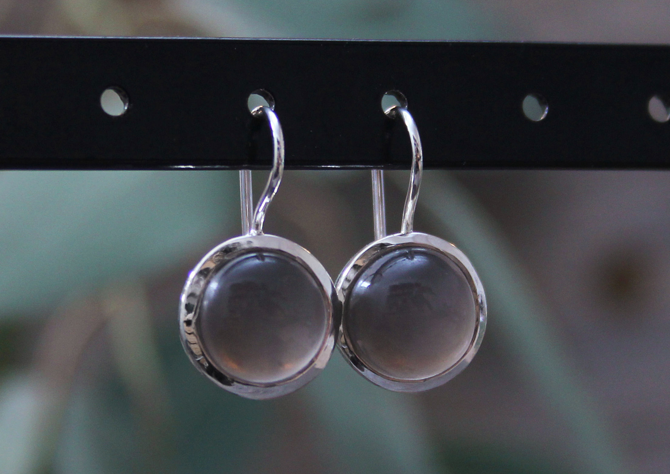 Mondstein Ohrhänger grau rund