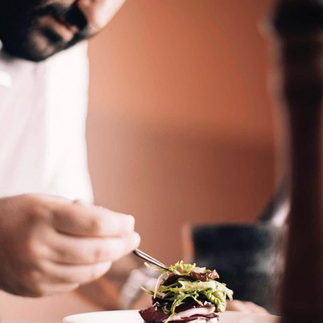 Gastkoch Andrahaik Hakopyan bereitet armenische Spezialitäten beim Kochkurs „Geschmack Armeniens“ zu