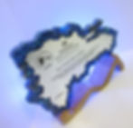 Trofeo Mapa RD, realizado con materiales como plástico y madera reciclada.