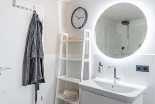 Badezimmer mit großzügiger Regendusche und Handtüchern in der Ferienwohnung K17 in Dresden