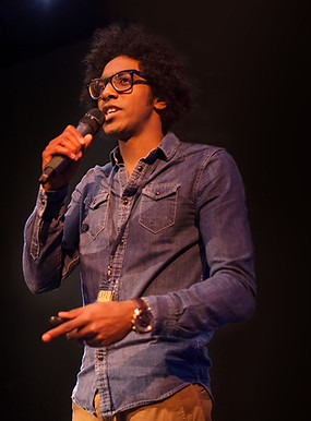 Un homme prononce un discours