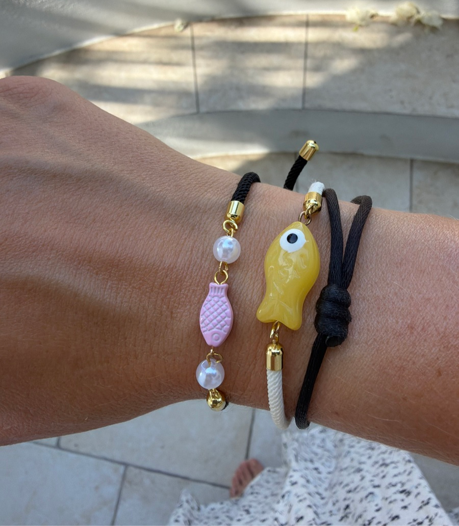 Colourful handmade fish bracelets created by NISSIMOU volunteer Pascale Ecarot in Spetses