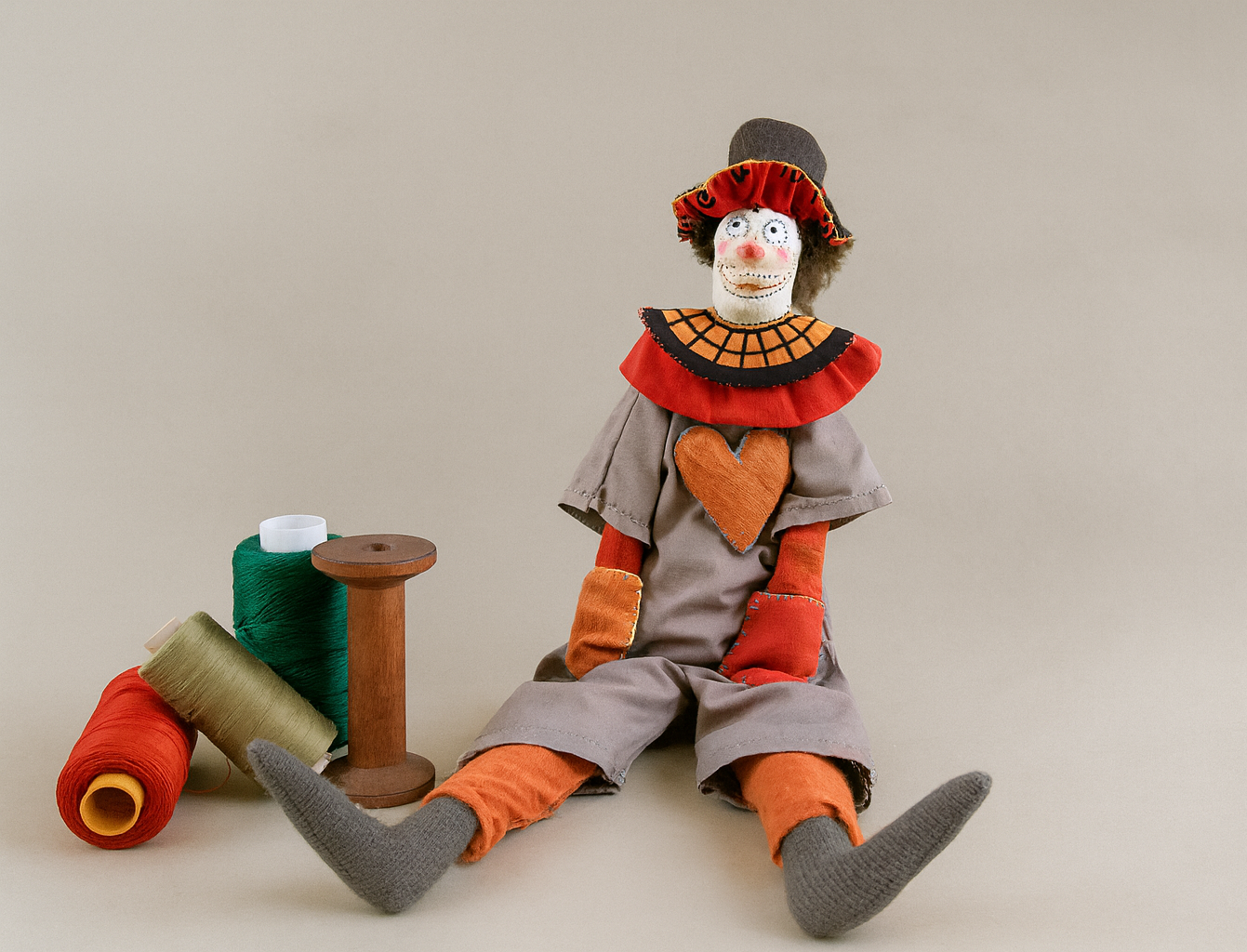 Χειροποίητη υφασμάτινη καθιστή κούκλα Καρδούλης ο Κλόουν από το Eugenia-Lab
