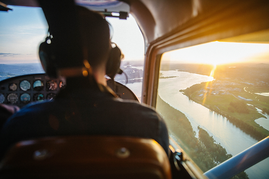 Pilot wird beim Fliegen durch Sonne gestört