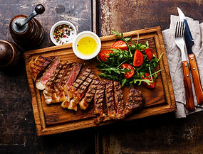 Gegrillte Steakplatte mit Bio-Olivenöl aus der Toskana