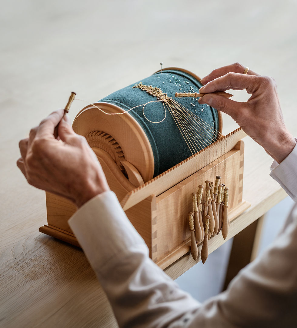 Handwerkerin in der Juppenwerkstatt Riefensberg
