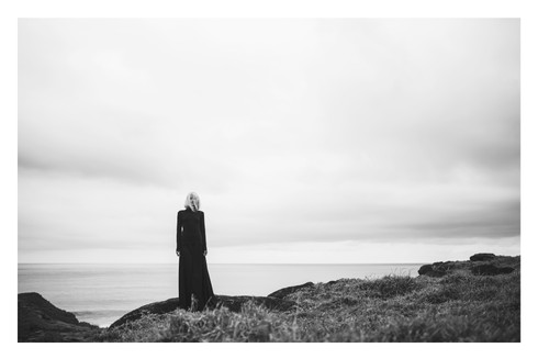 "Volontairement esseulée, pour une réflexion sur elle-même, plus intense."