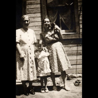 1940s Koskeri & Akasi Families / Theodora and Maria-Antoinette in Bülbül Sokak, Sarıyer