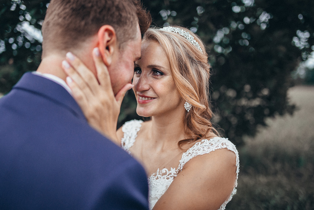 Hochzeitsfotograf in Köln_Brautpaarshooting_Hochzeitsreportage_Gut Dyckhof Meerbusch_Brautstrauß_Pärchenfostos_Hochzeitskleid_Hochzeitsfotograf NRW_Christopher Reuter