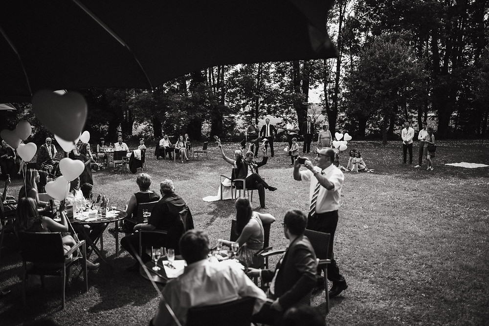 Hochzeitsfotograf in Köln_Brautpaarshooting_Hochzeitsreportage_Gut Dyckhof Meerbusch_Brautstrauß_Pärchenfostos_Hochzeitskleid_Hochzeitsfotograf NRW_Christopher Reuter