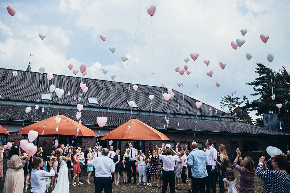 Hochzeitsfotograf in Köln_Brautpaarshooting_Hochzeitsreportage_Gut Dyckhof Meerbusch_Brautstrauß_Pärchenfostos_Hochzeitskleid_Hochzeitsfotograf NRW_Christopher Reuter