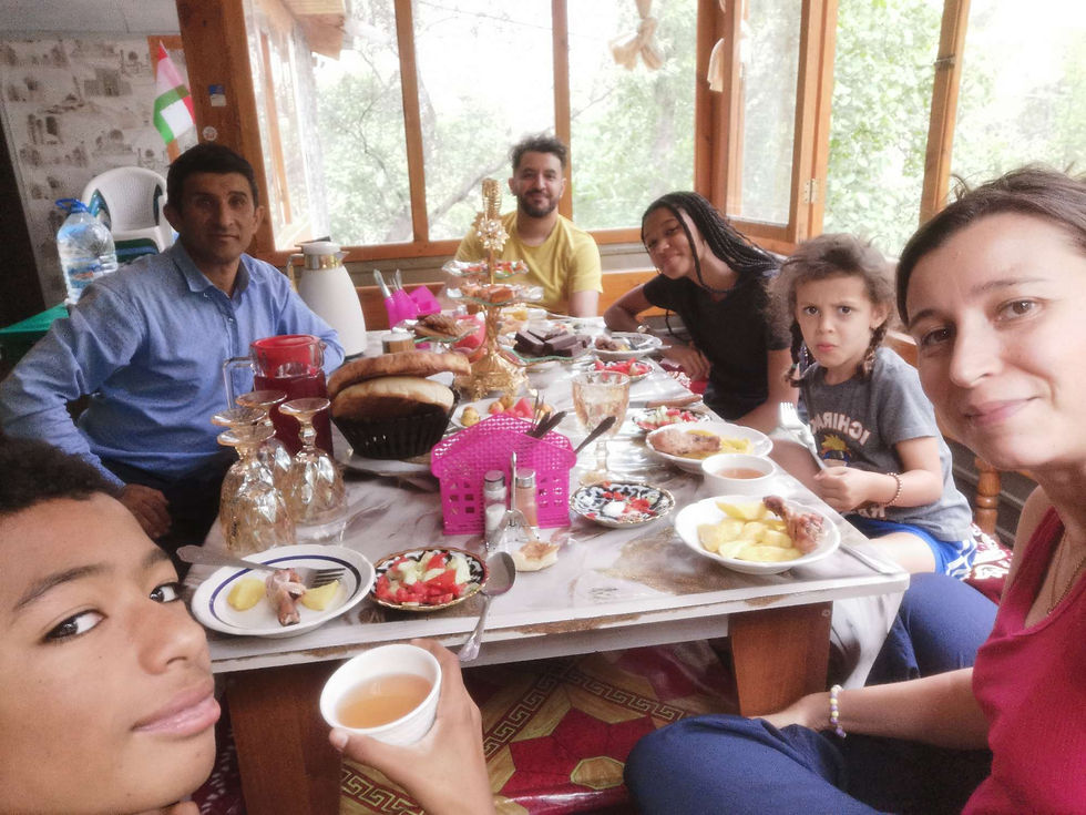 Tuychikul à table avec nous