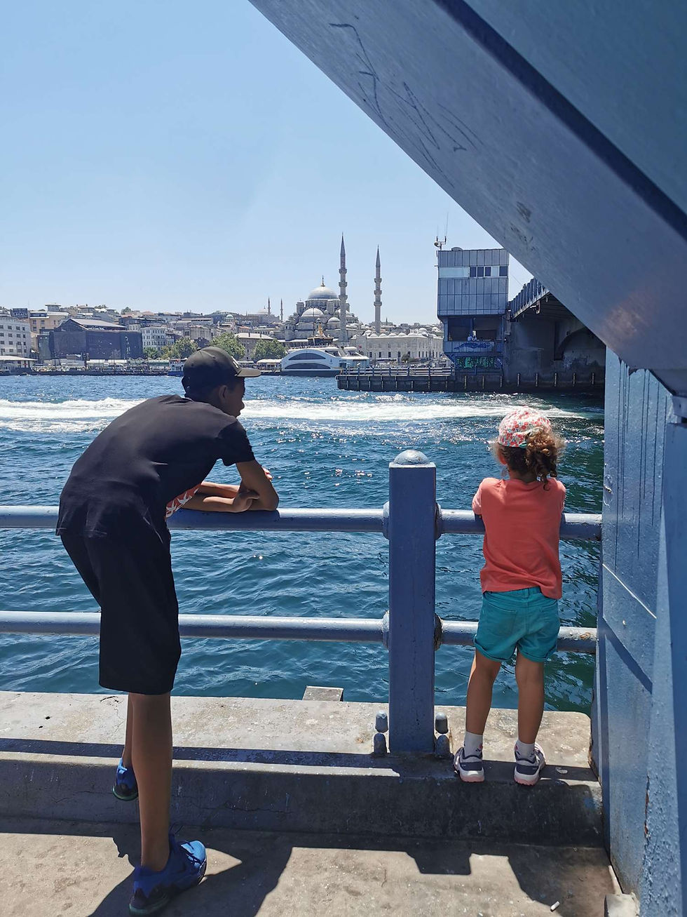 Une pause au frais au plus près de l'eau, sous le pont Galata