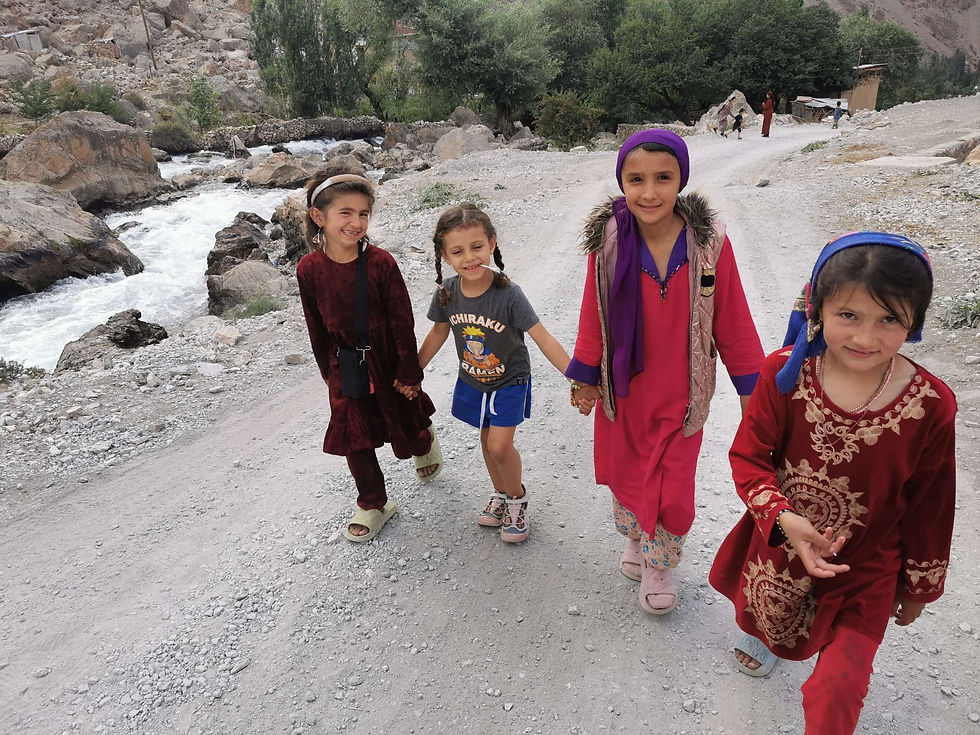 Avec les enfants du village