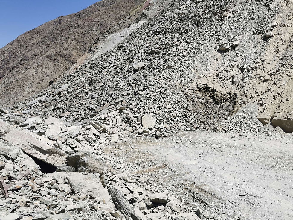 Énorme éboulement qui coupe la route