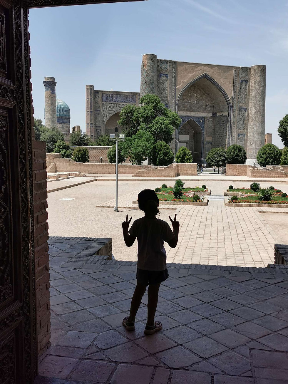 Une autre Bibi devant la mosquée Bibi Khanoum