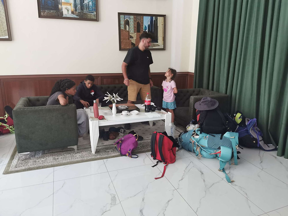 On traîne dans le salon VIP en mode pas du tout VIP 😅