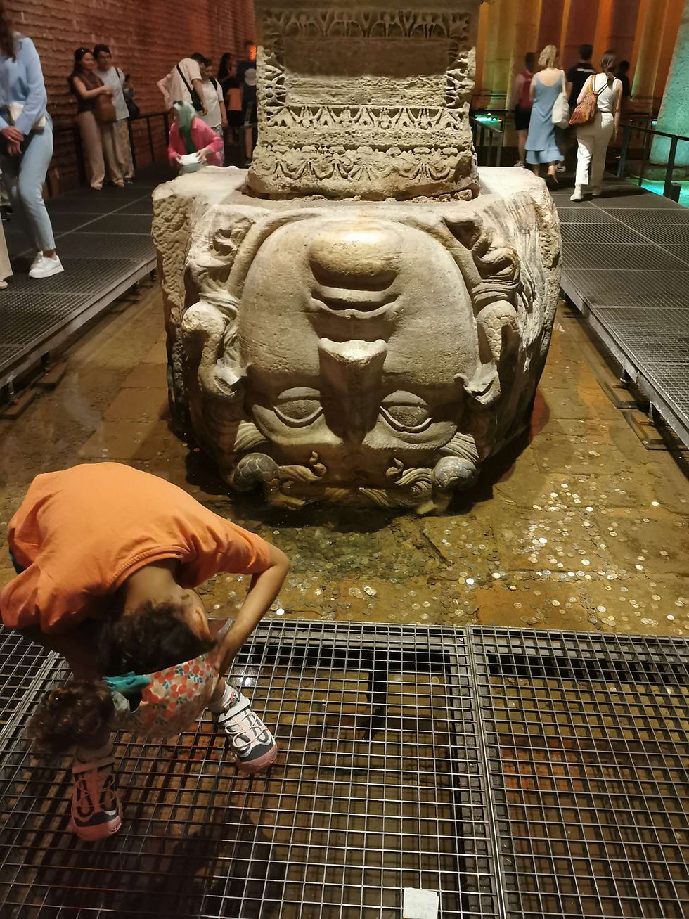 Une tête de méduse en guise de socle d'une colonne